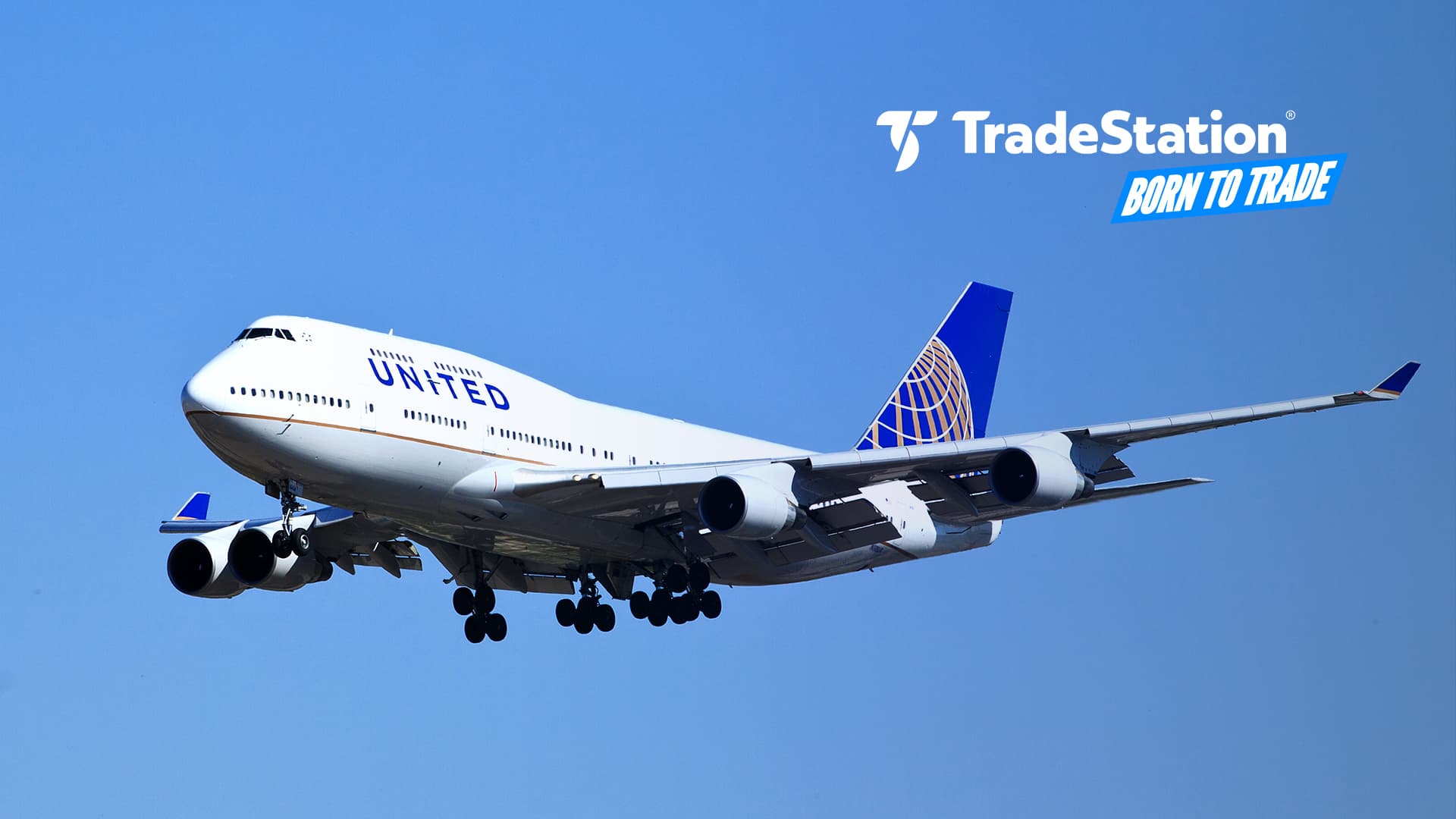 united-airlines-plane-TS-BBT-430750782.jpg