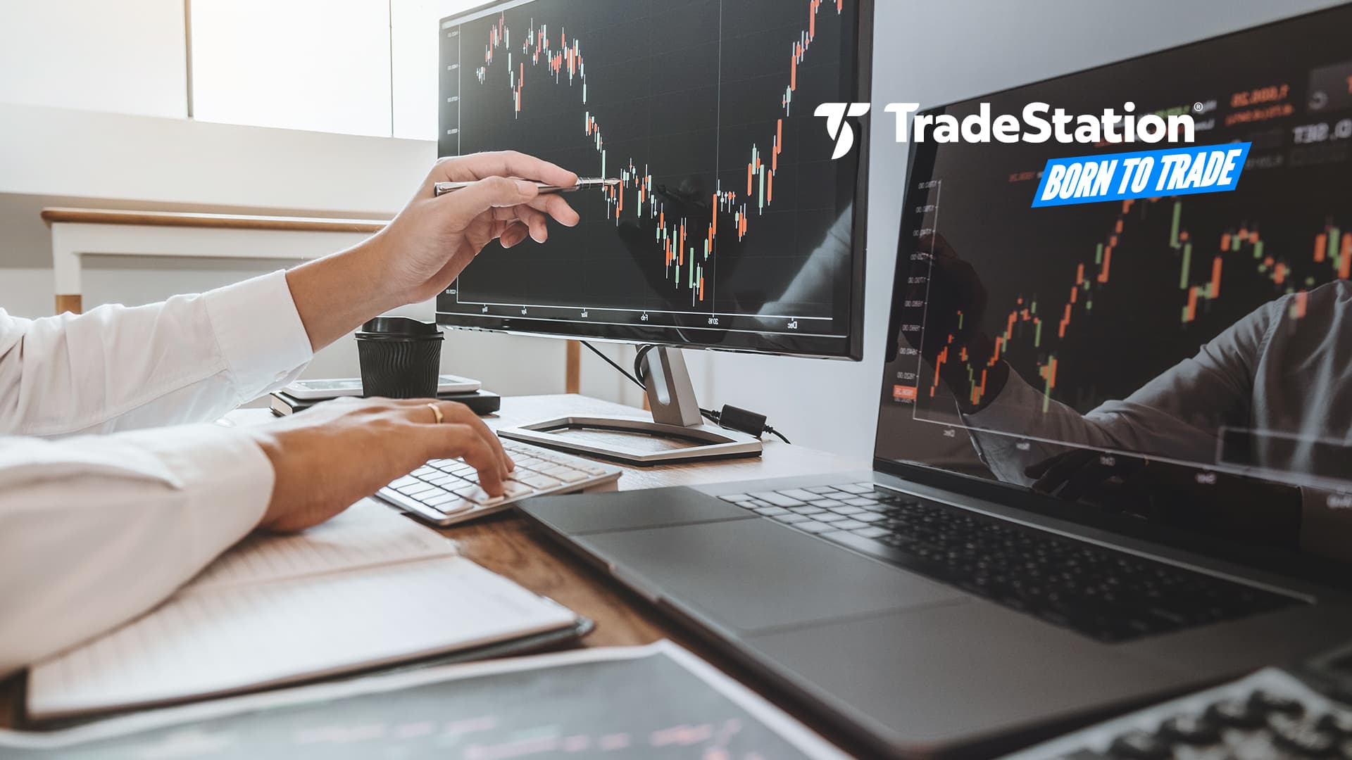 trader-hands-monitor-TS-BBT-306823504.jpg